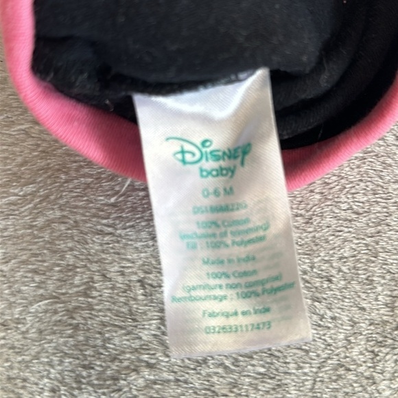 Disney  - Minnie Mouse - newborn hat and terry clothe bib. - Picture 3 of 7
